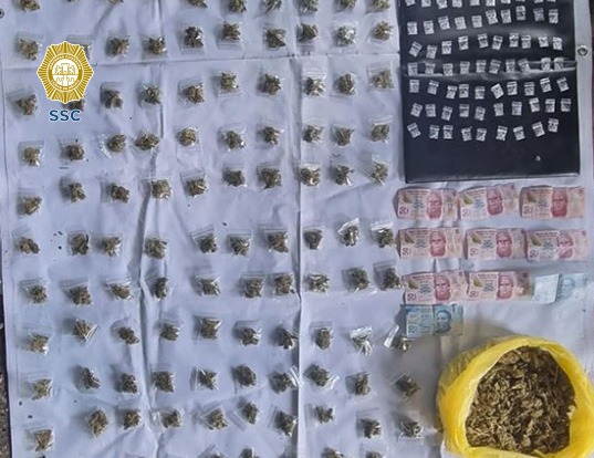Policías hallaron una bolsa con 300 gramos de mariguana y 79 bolsitas con cocaína. (Especial)