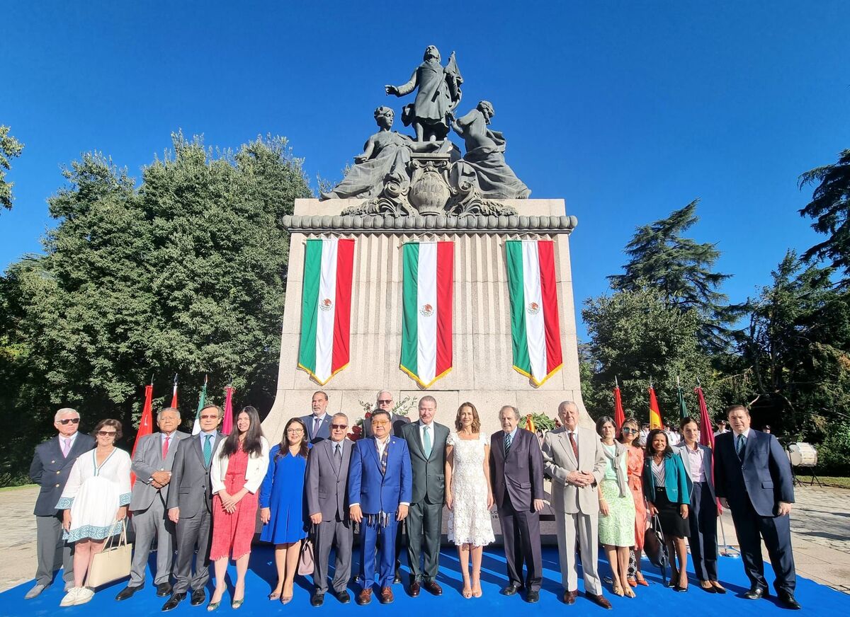 Quirino Ordaz realizó guardia de honor frente a la estatua de Miguel Hidalgo en Madrid | Especial