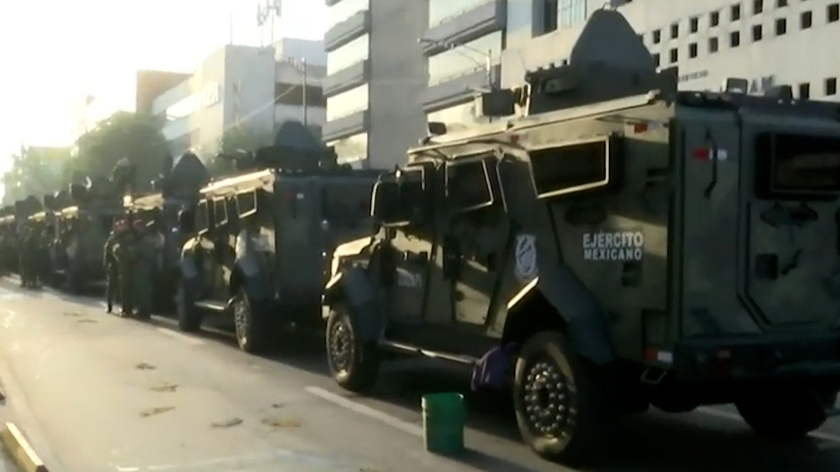 Soldados se alistan para marchar en el desfile de la Ciudad de México