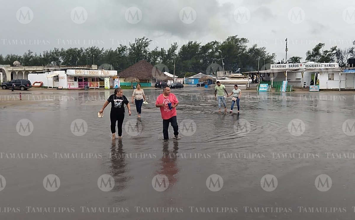 Turistas visitan playa Miramar pese a accesos inundados