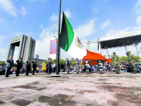 La bandera mexicana fue izada en la Explanada de los Héroes, previo al desfile. fotos: Leonel Rocha