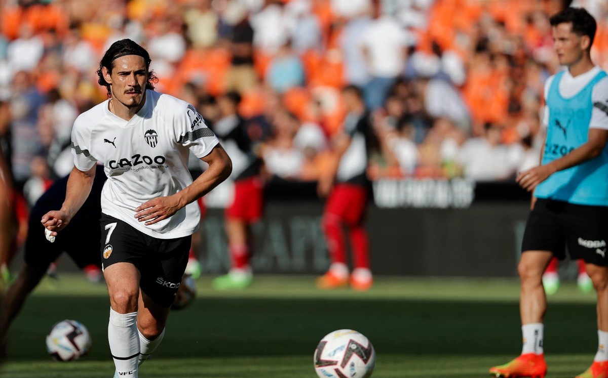 Edinson Cavani vivió sus primeros minutos como jugador del Valencia (EFE)