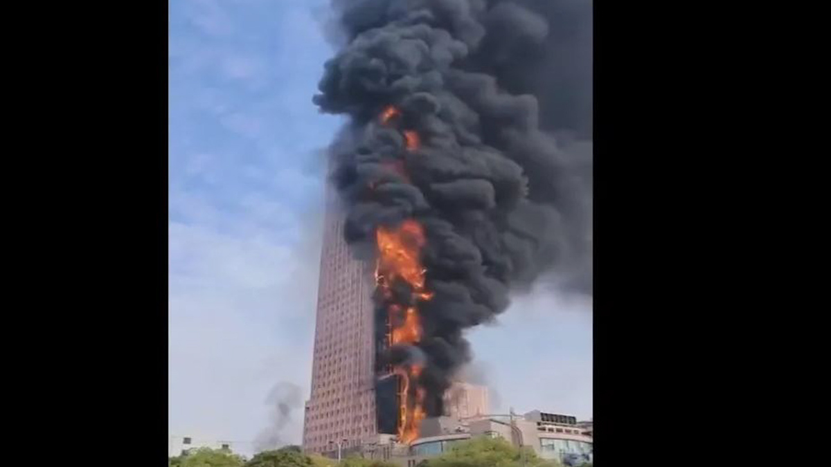 Incendio arrasa rascacielos de China Telecom; difunden video de siniestro