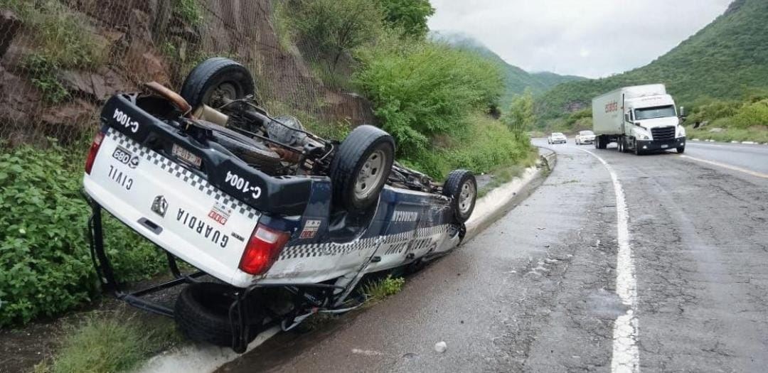 La unidad quedó volcada sobre la carretera. (César Cabrera)