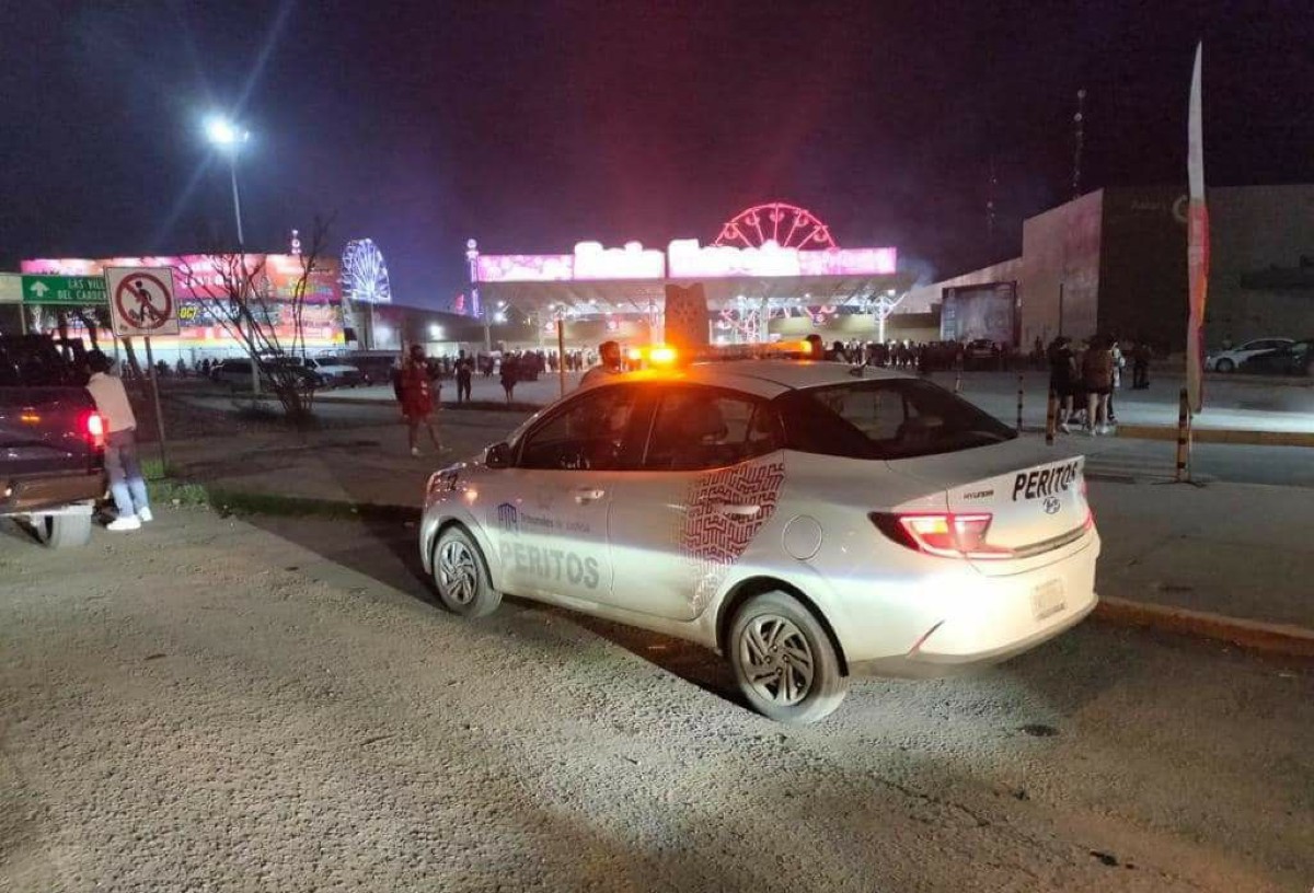 Los peritos se mantienen en el Periférico de Torreón. (Especial)