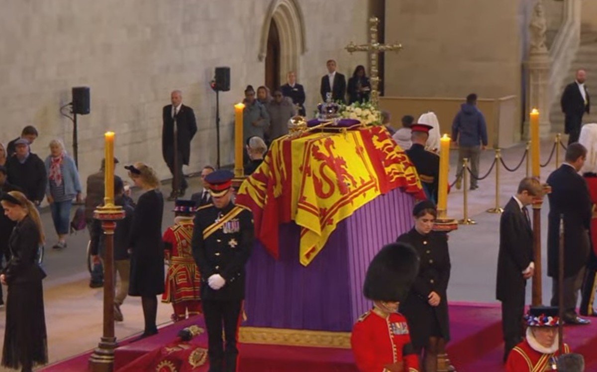 Los ocho nietos de la reina acudieron a velarla (Captura de pantalla).