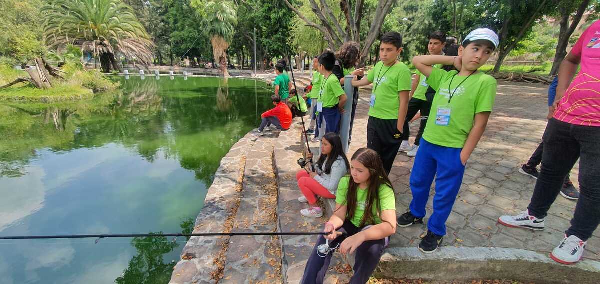 Niños practican pesca deportiva en la Unidad Tucson (Cortesía)