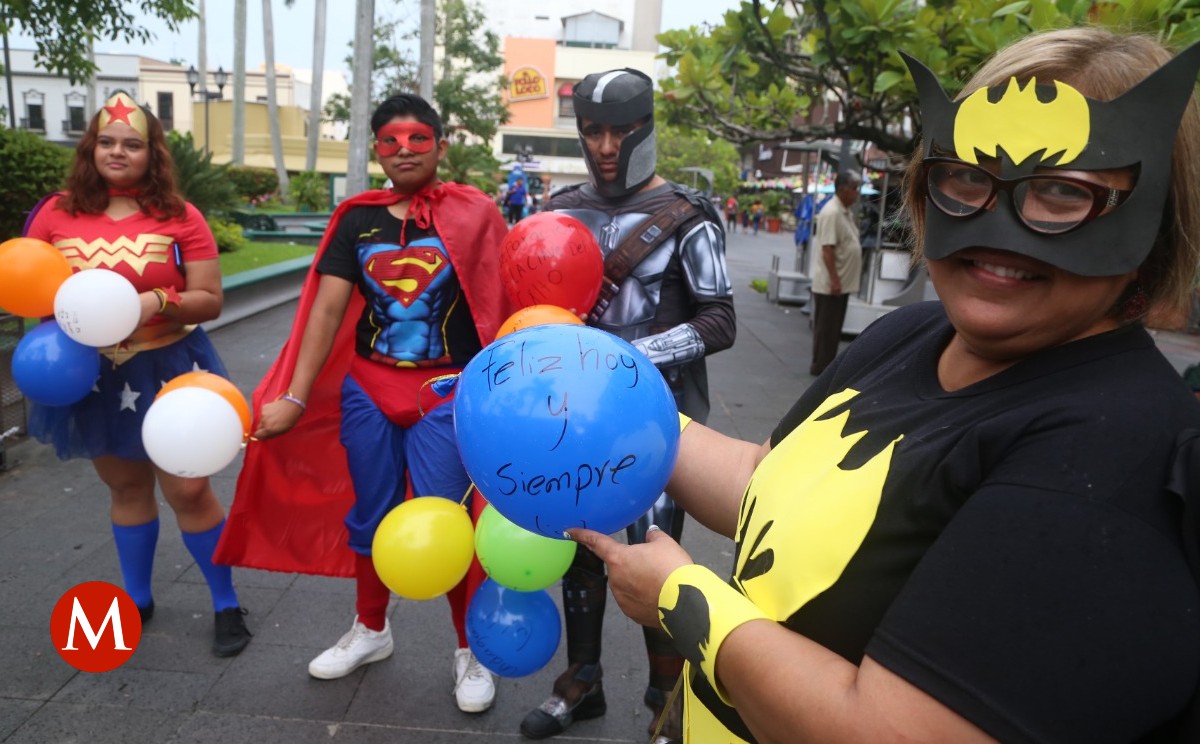 Llevan esperanza vestidos de héroes y con globos de mensajes motivacionales en Tampico