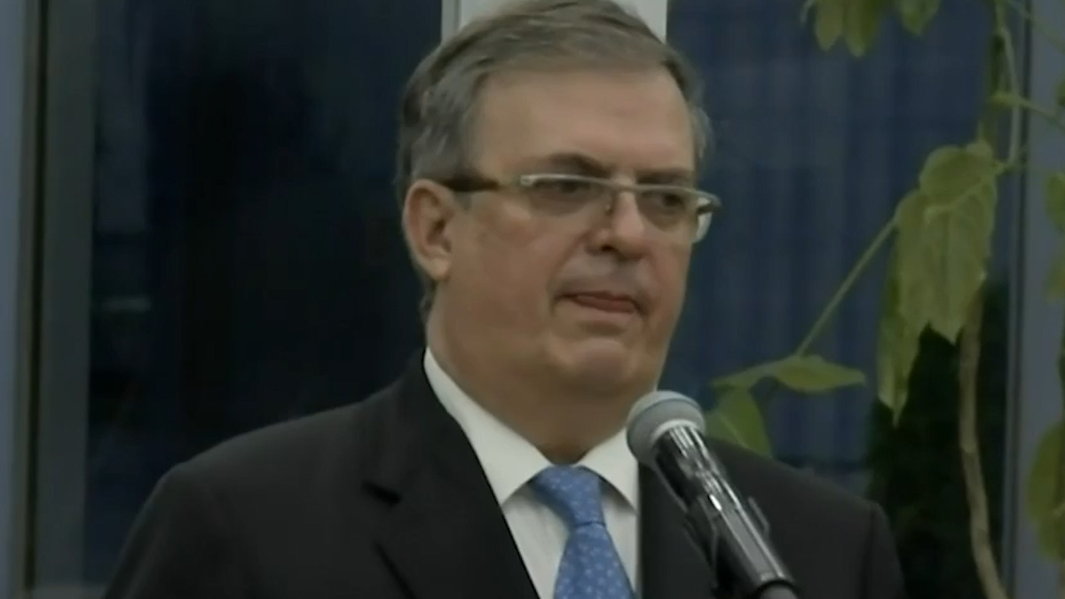 En Londres, Ebrard firma libro de condolencias por muerte de la reina Isabel II