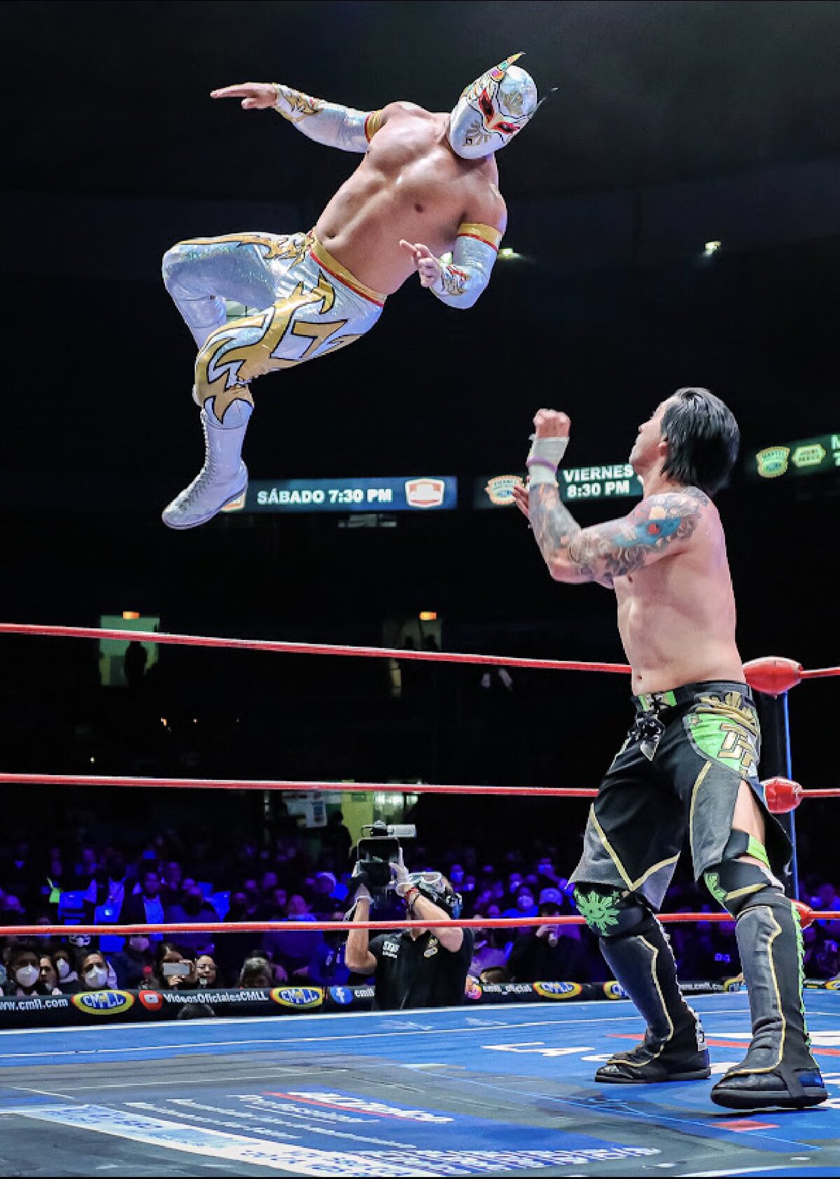 Místico saltando en el cuadrilátero