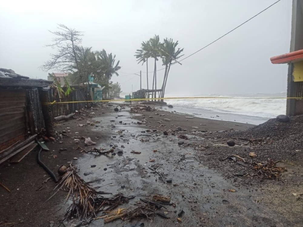 Puerto de Manzanillo suspende la navegación tras paso de Madeline | Especial