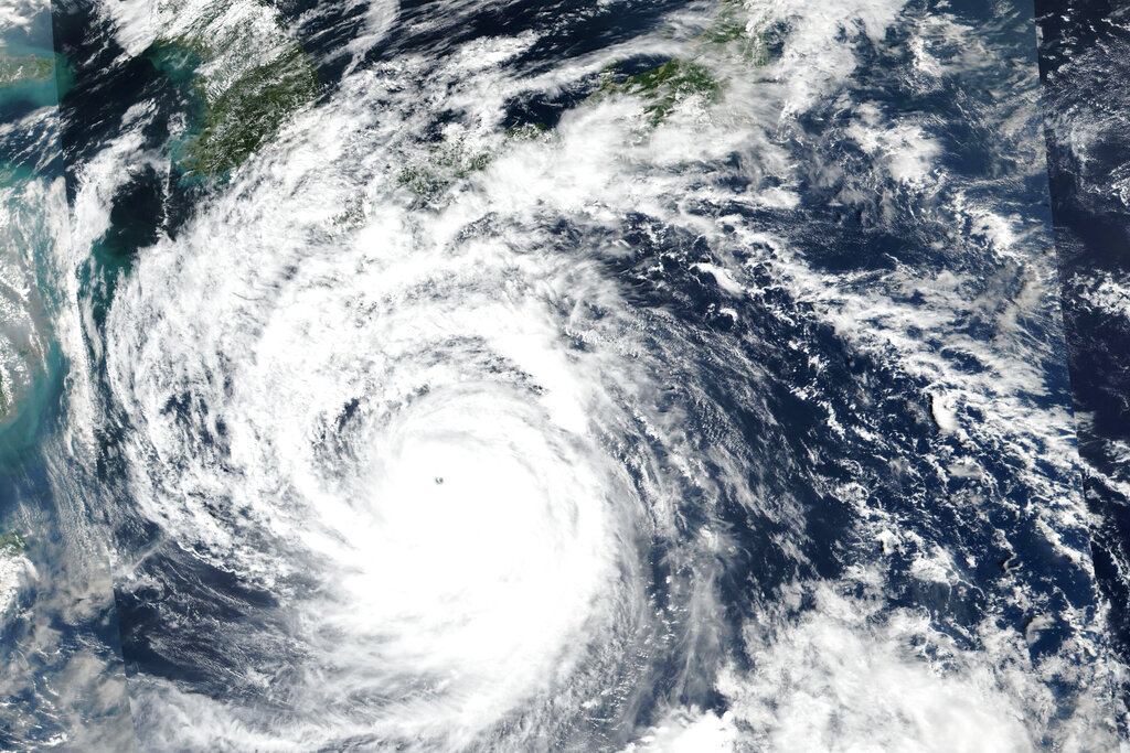 El tifón Nanmadol provocó los llamados de advertencia en Japón. | NASA a través de AP