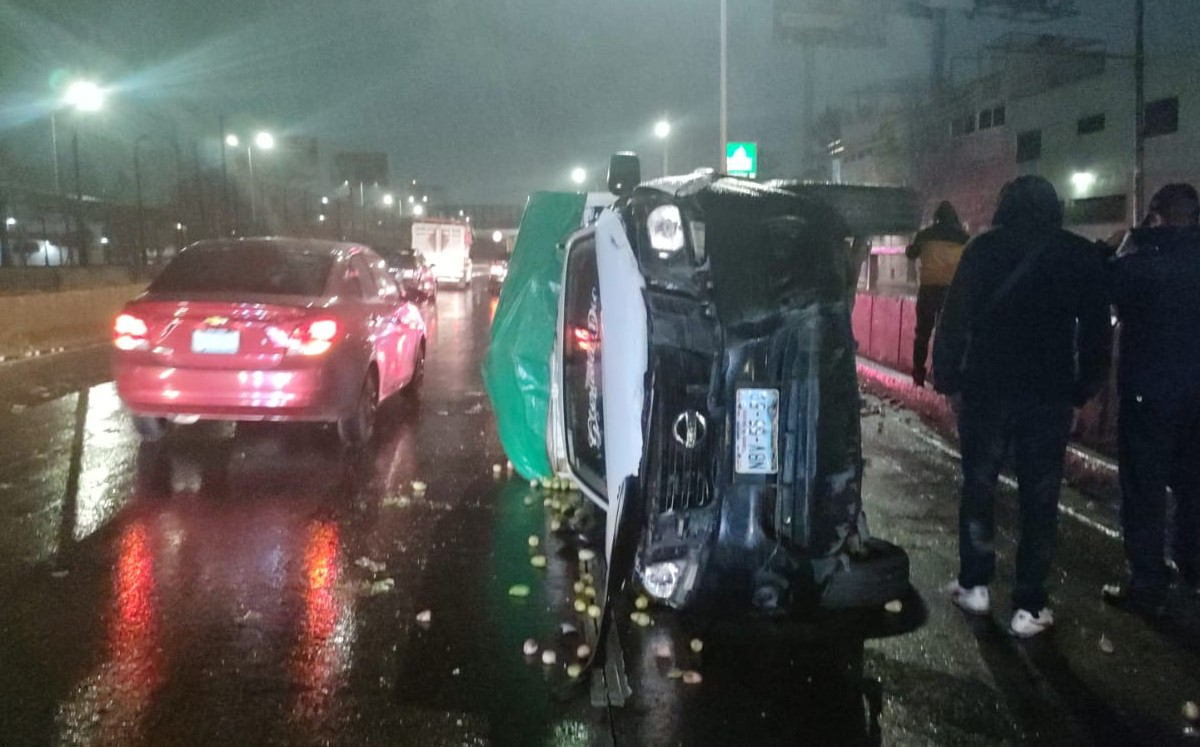 Vuelca camioneta con cajas de tuna en Circuito Interior Río Consulado | Enrique Luna