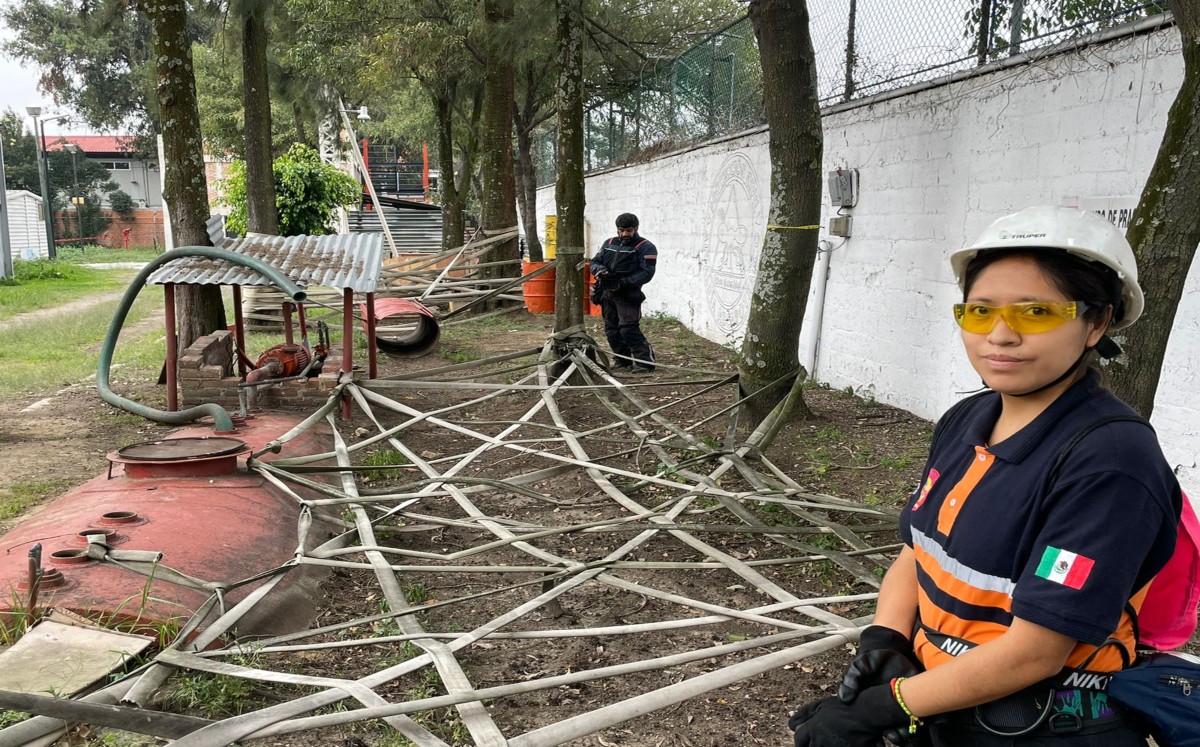 Ana Rivera desempeña la labor de rescate en estructuras colapsadas. | Ernesto Guzmán