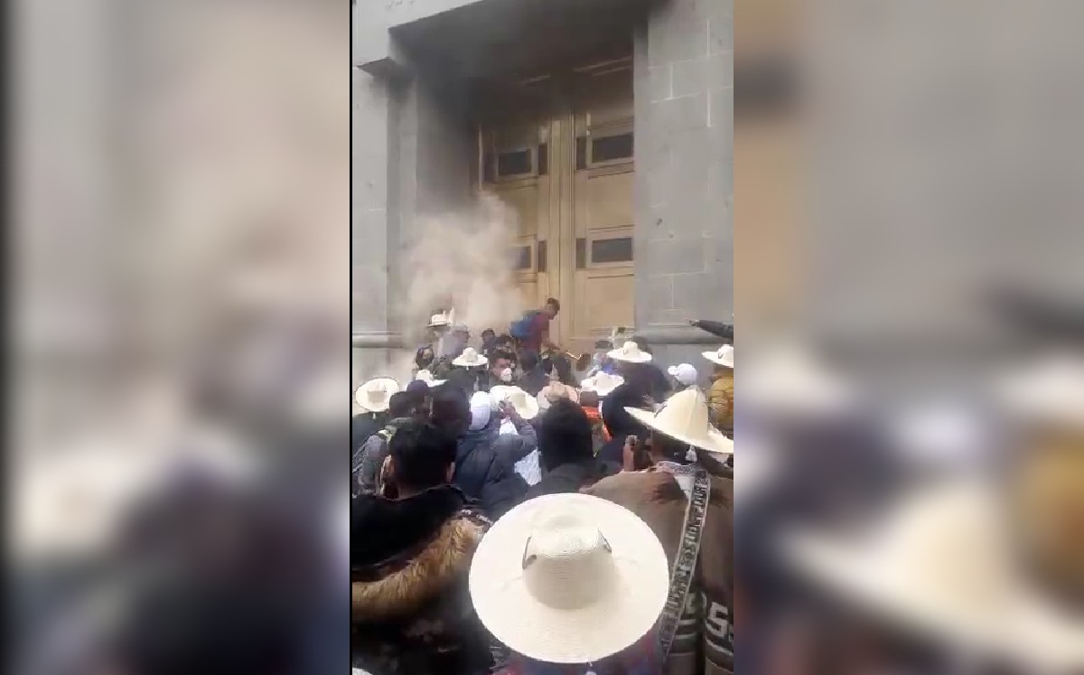 En la calle hubo jaloneos entre protestantes y mujeres que trabajan como personal de resguardo de la Corte. | Rubén Mosso