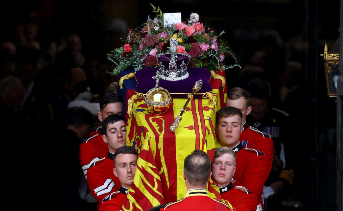 La corona floral que acompaña a la reina Isabel II. | Reuters
