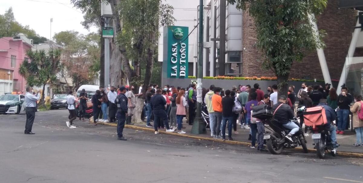 Desalojo de plazas comerciales por simulacro en CdMx.