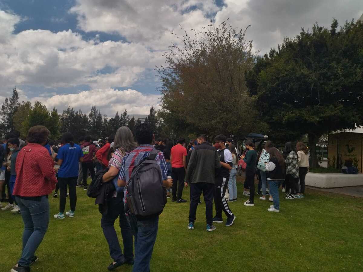 Estudiantes evacuan edificios educativos tras sismo en Puebla |Jaime Zambrano
