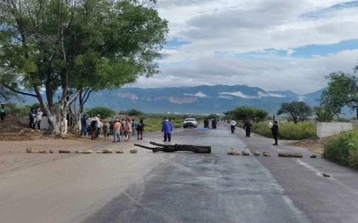 Inconformes cierran la carretera a San Gabriel Chilac | Especial