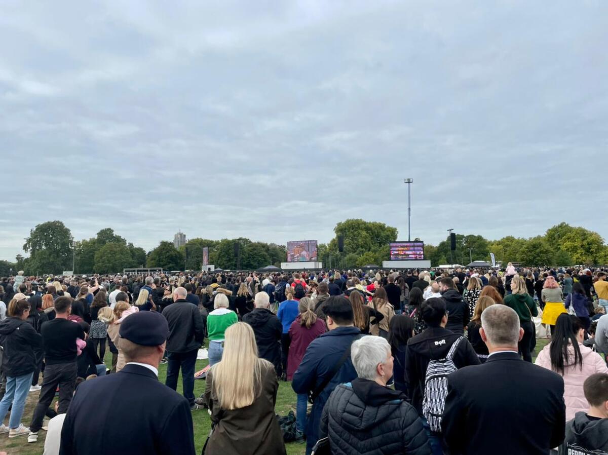 Miles de personas llegan al funeral de Estado de la Reina IsabeL II