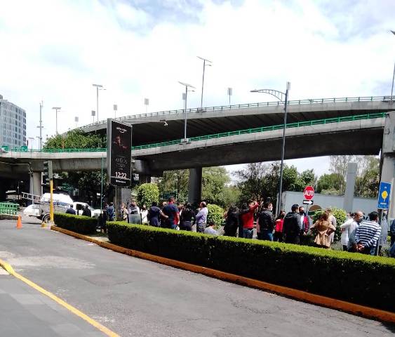Desalojo de plazas comerciales por simulacro en CdMx.
