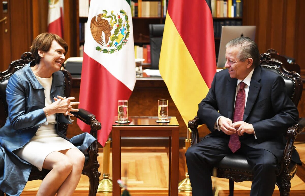 Arturo Zaldívar Lelo de Larrea recibió a Elke Büdenbender, jueza de la Corte Administrativa de Berlín. (Twitter @SCJN)