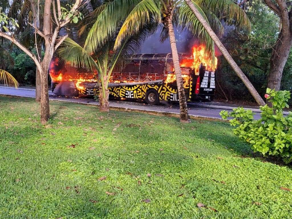El vehículo de Xcaret se incendio durante la mañana. | Especial