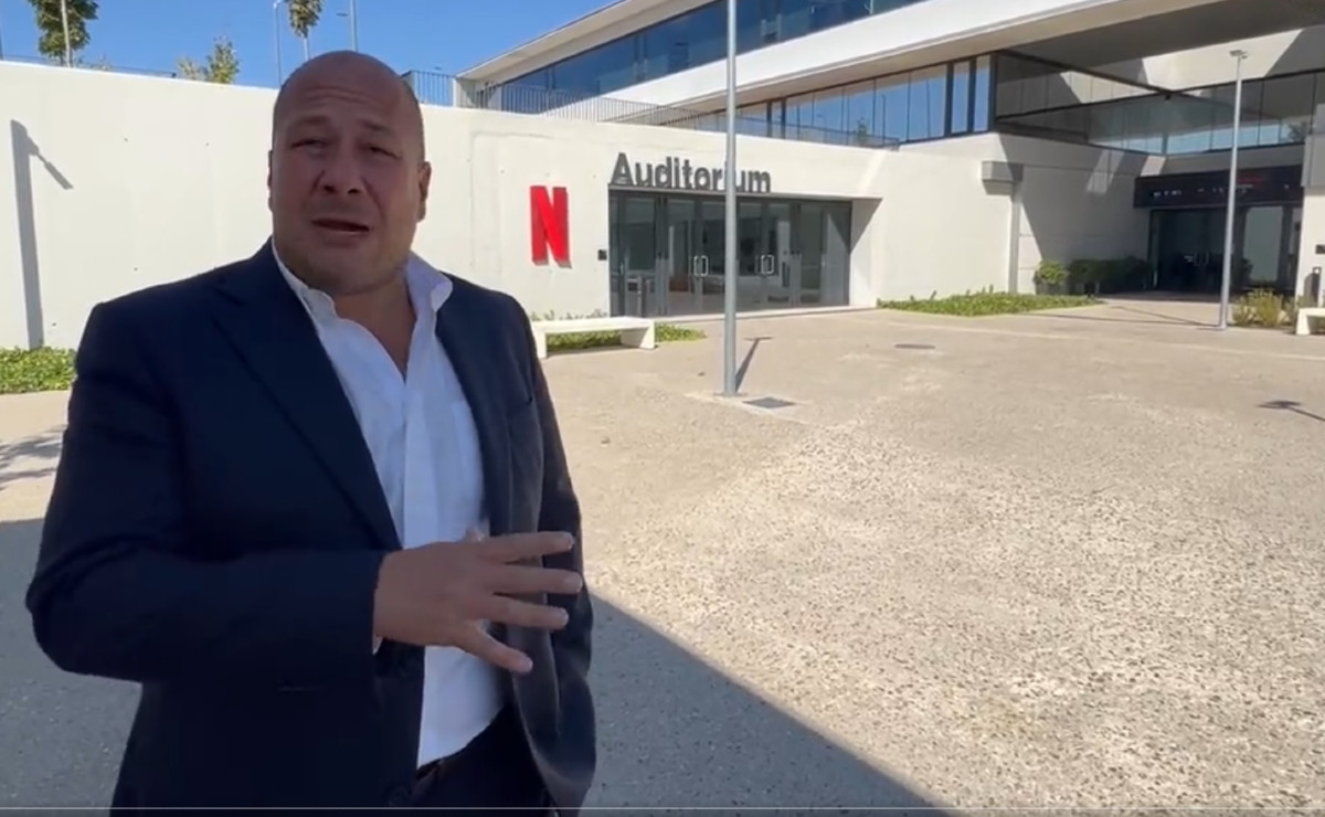 Enrique Alfaro visita estudios de Netflix en Madrid, España (Especial)