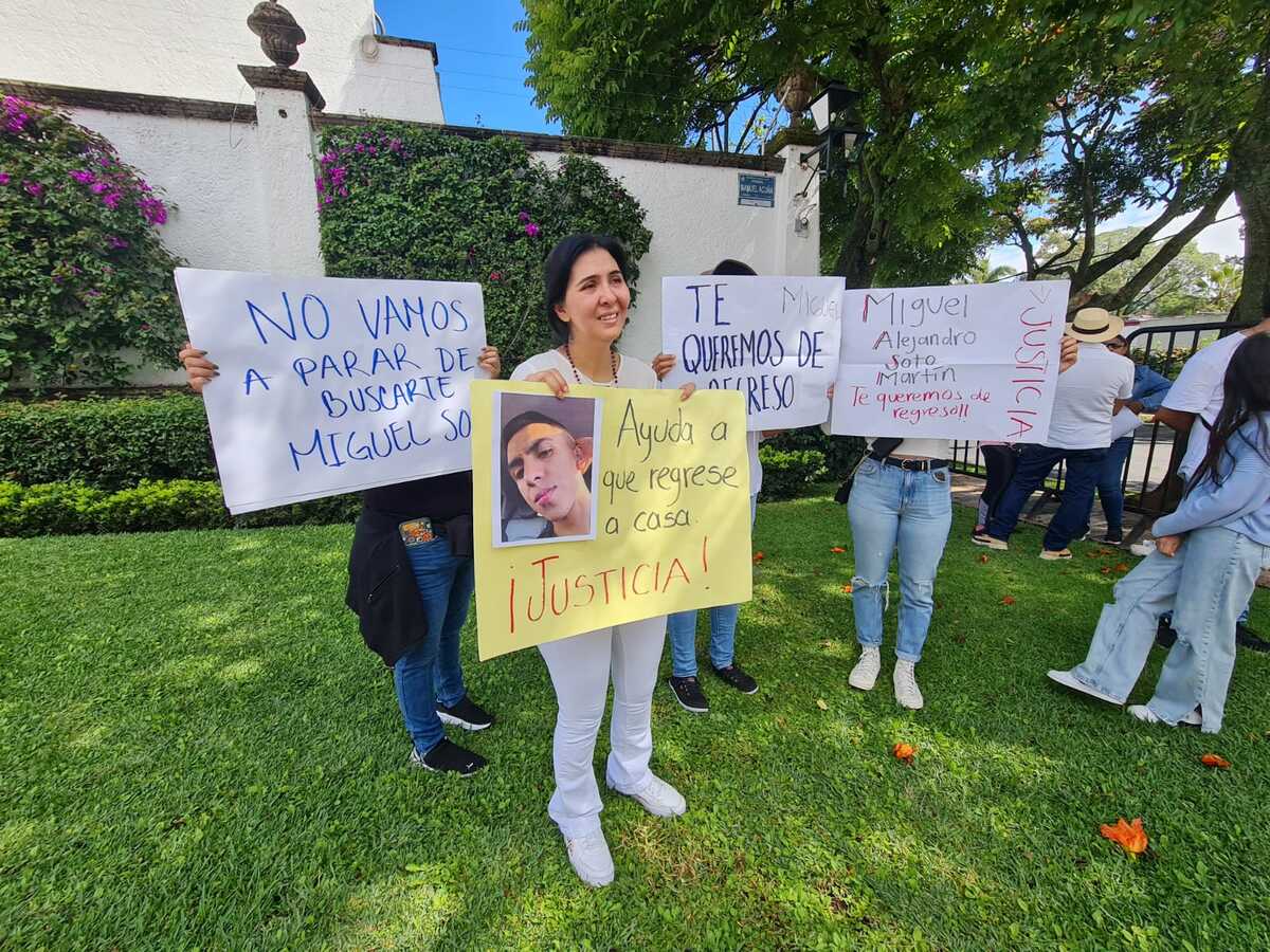 Familiares y compañeros de Miguel Alejandro Soto Martín se manifestaron al exterior de la Casa Jalisco