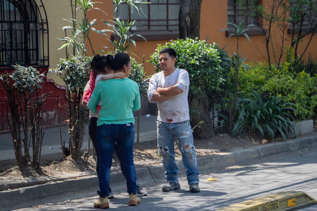Le gente se mantiene alerta ante las constante réplicas. (Cuartoscuro)