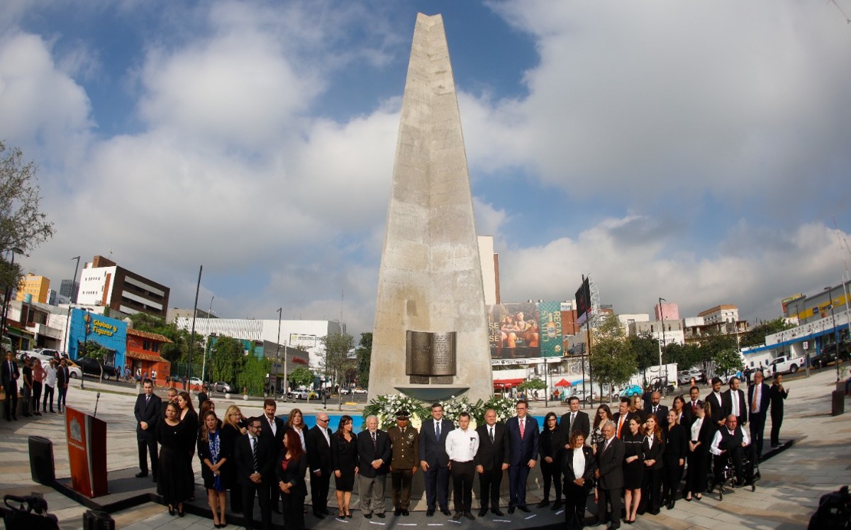 Se realizó una guardia de honor en el Obelisco por el 426 aniversario de la fundación de Monterrey / Jorge López