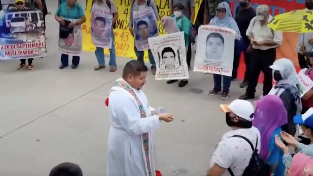 Sacerdote de Ayotzinapa denuncia persecución