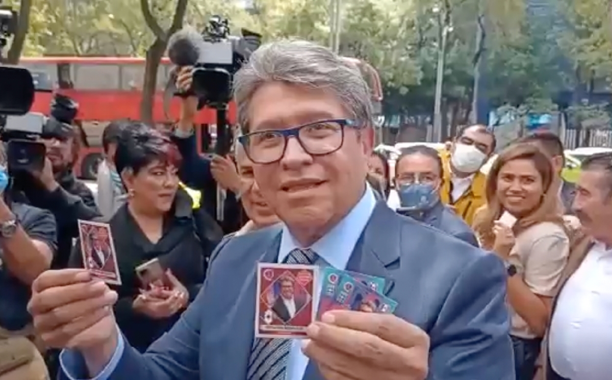 El senador Ricardo Monreal mostrando las tarjetas que le regalaron. | Silvia Arellano
