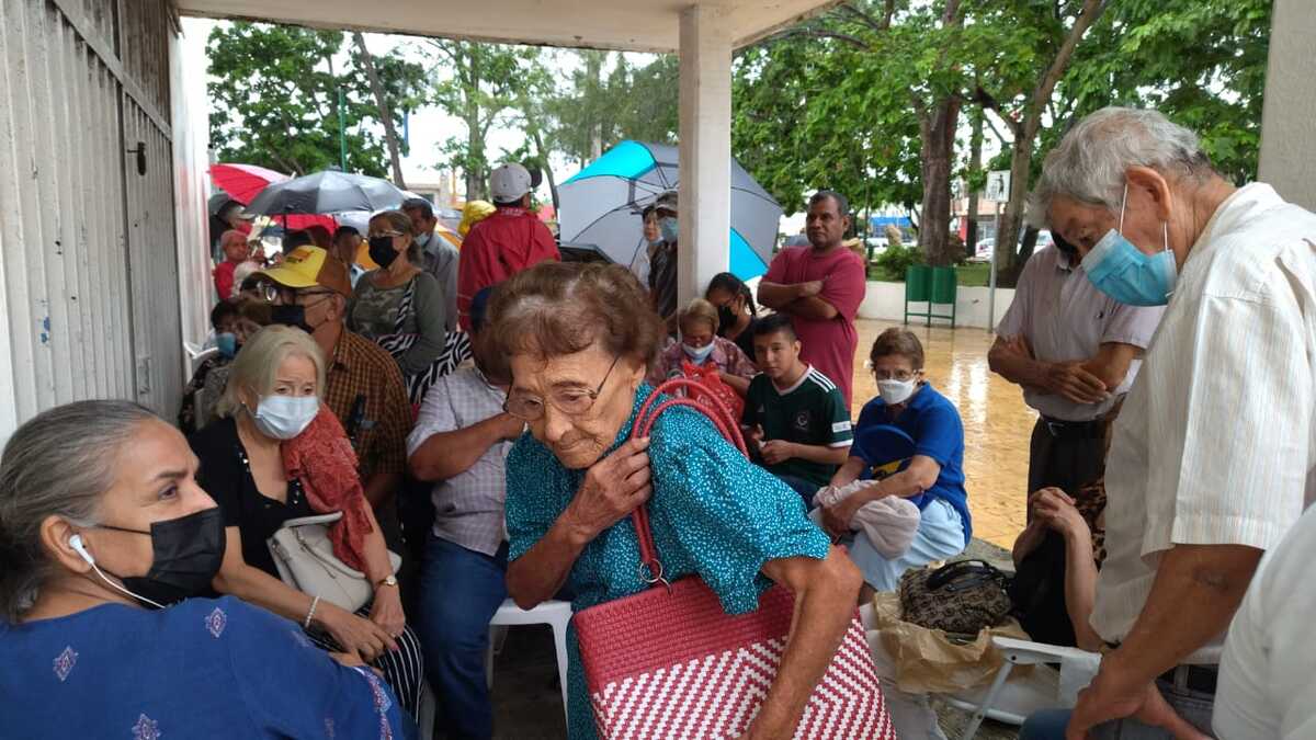 Adultos mayores exigen trato digno durante pago de pensión en Madero