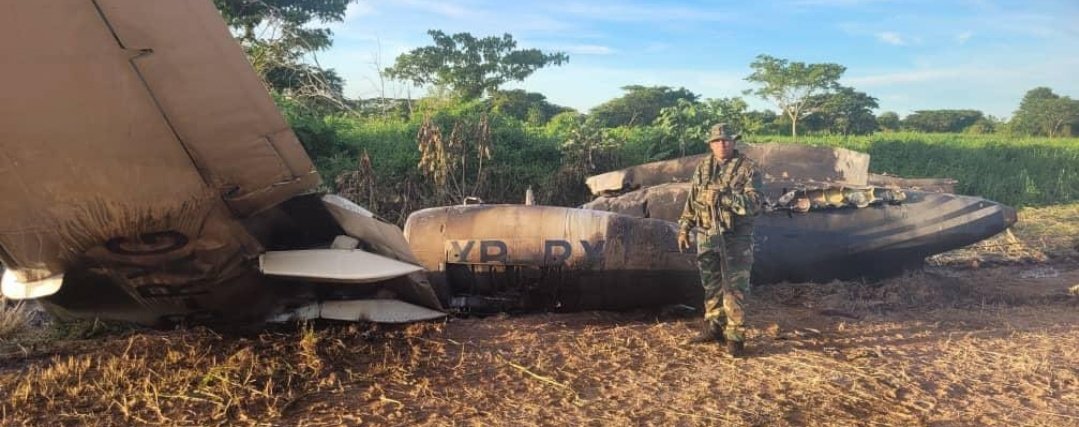 La aeronave quedó destruida tras ser atacada por elementos de la FANB. (Twitter)