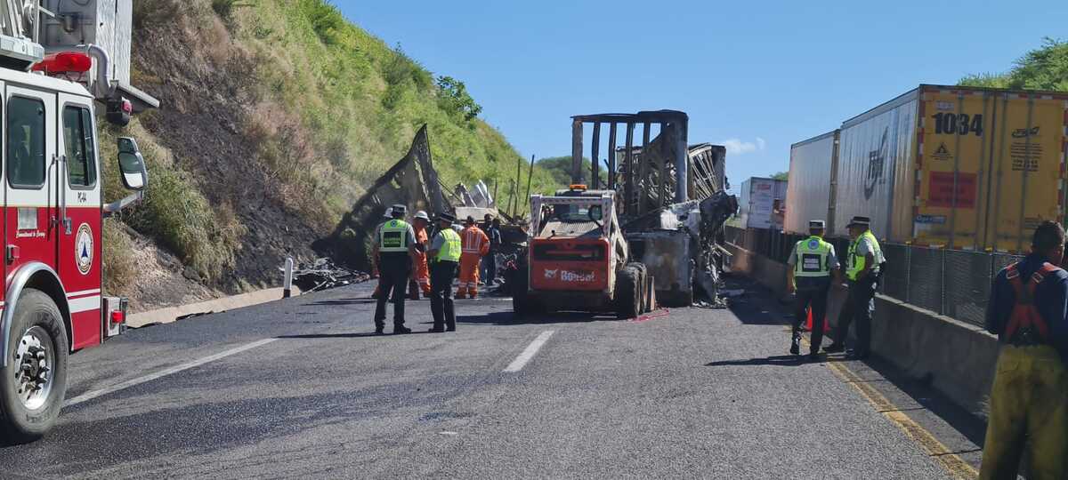 La autopista permaneció cerrada en el sentido de San Juan de Los Lagos hacia Guadalajara por más de 12 horas. (Juan Munguía)