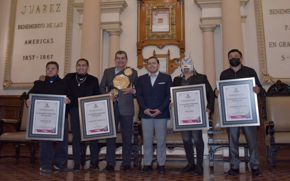 Entregan reconocimientos a luchadores poblanos | Agencia Enfoque