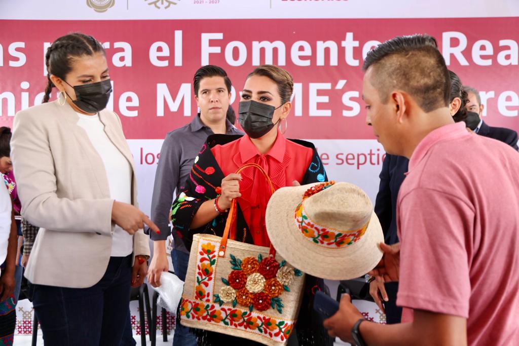 Gobernadora Evelyn Salgado promueve la comercialización de artesanías. (Foto: Especial)