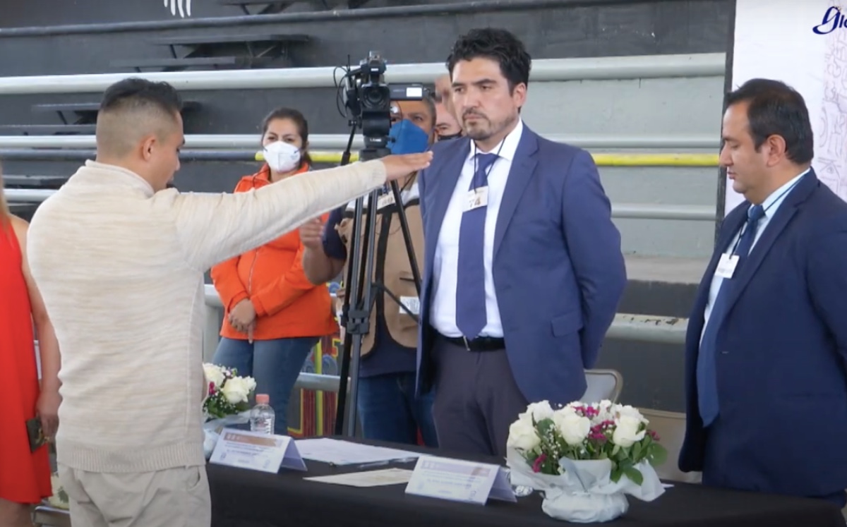 Rindió protesta como ingeniero civil en el Cevareso de Santa Martha Acatitla. (Especial)