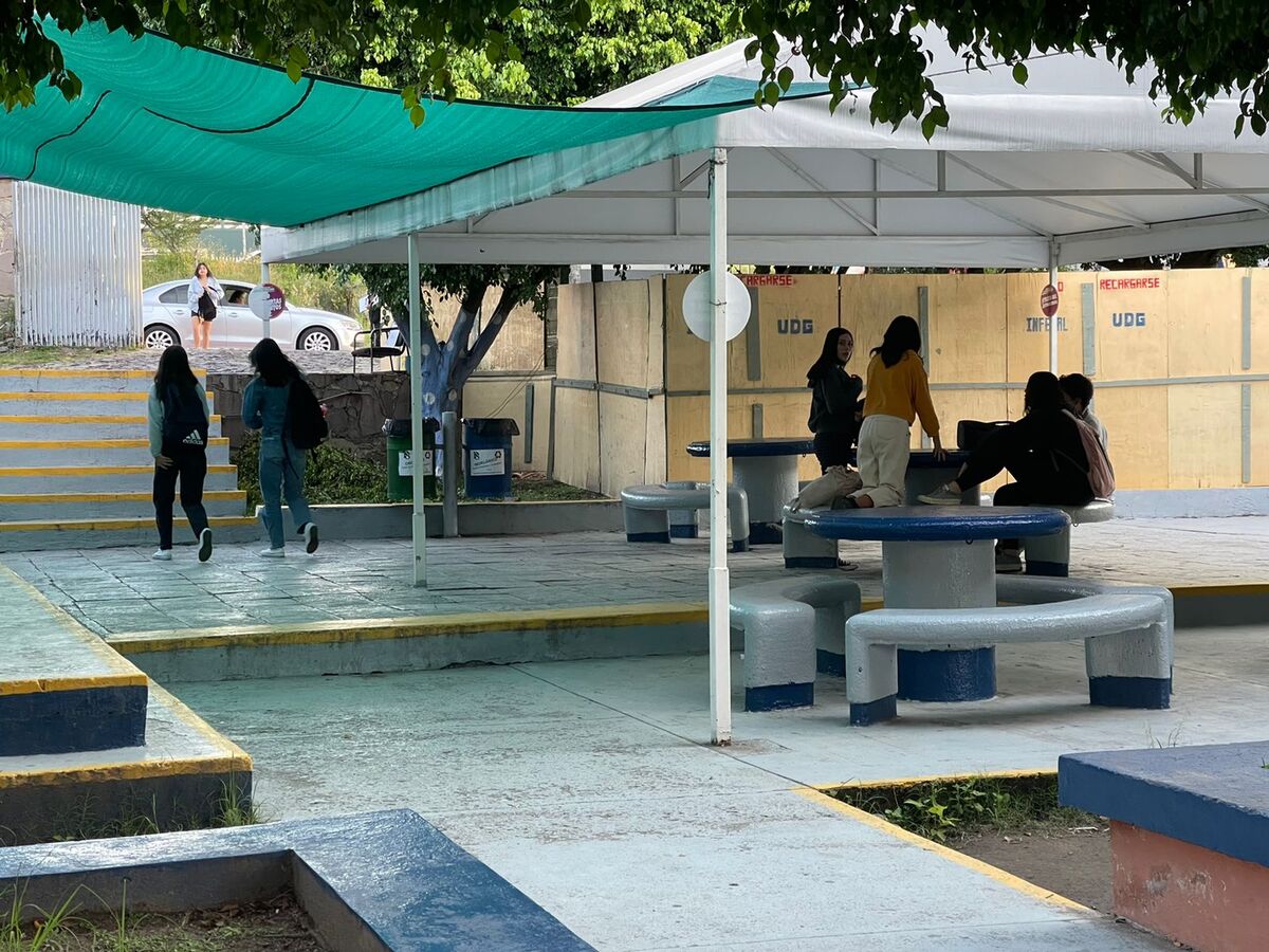 Actividad normal en la Preparatoria 8 de Zapopan (Karla Victoria Rodríguez)