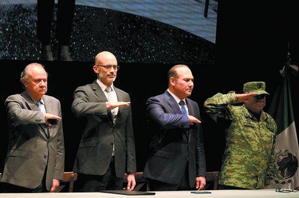 El alcalde sampetrino estuvo acompañado por Javier Navarro, secretario de Gobierno, Arturo Salinas, presidente del TSJ, y José Luis Chiñas, de la Sépt