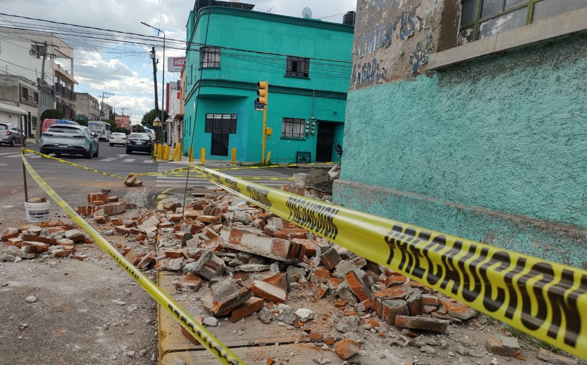 Cae barda de casa abandonada en  El Carmen | Alfredo Fernández