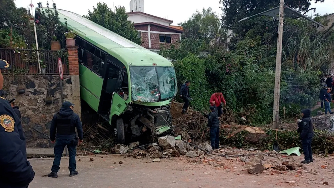 Camión de transporte de CdMx embiste árboles en la México - Cuernavaca; hay 22 heridos