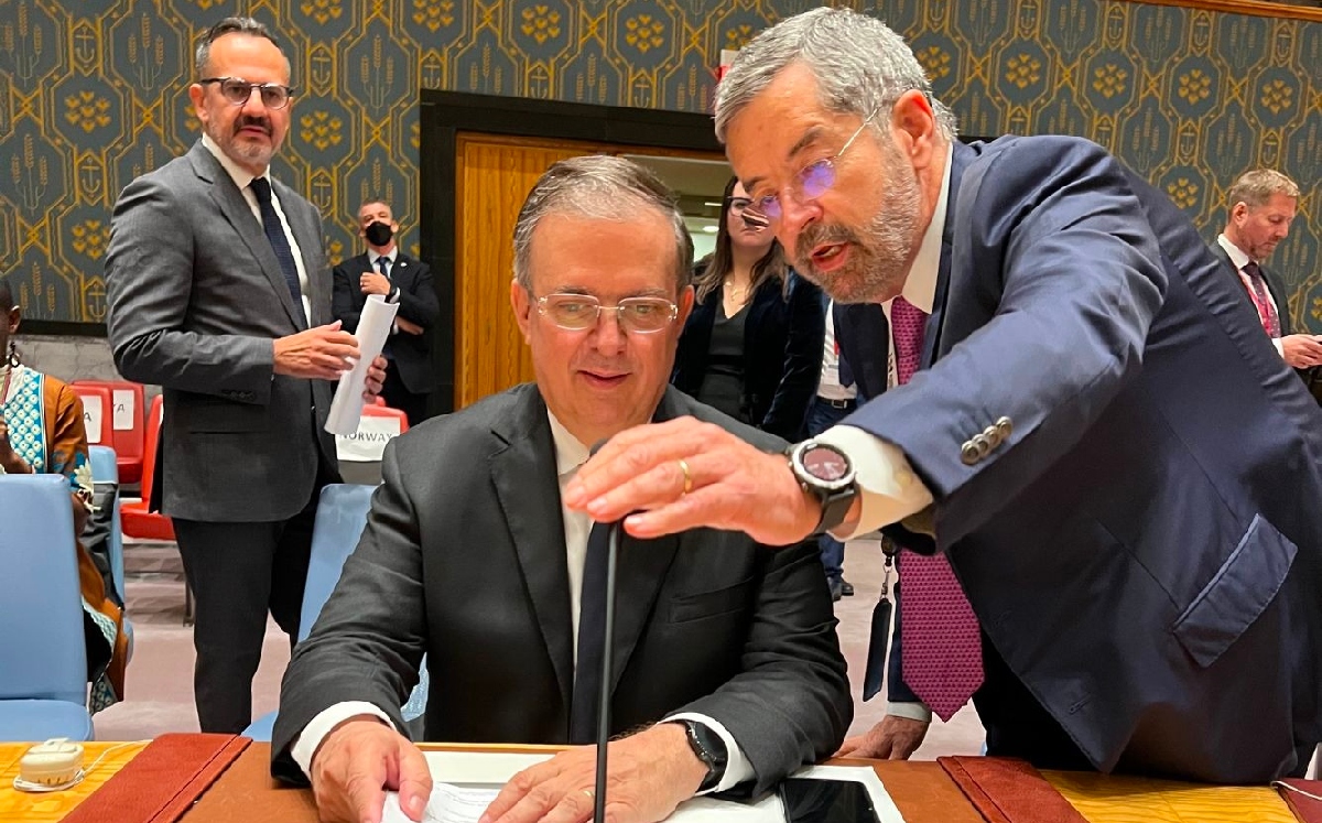 El canciller es acompañado por Juan Ramón de la Fuente. | Especial