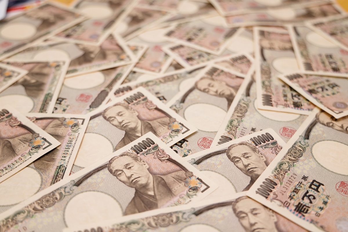 El dólar bajó 1.2 por ciento a 142.33 yenes por la tarde. (Foto: Shutterstock)