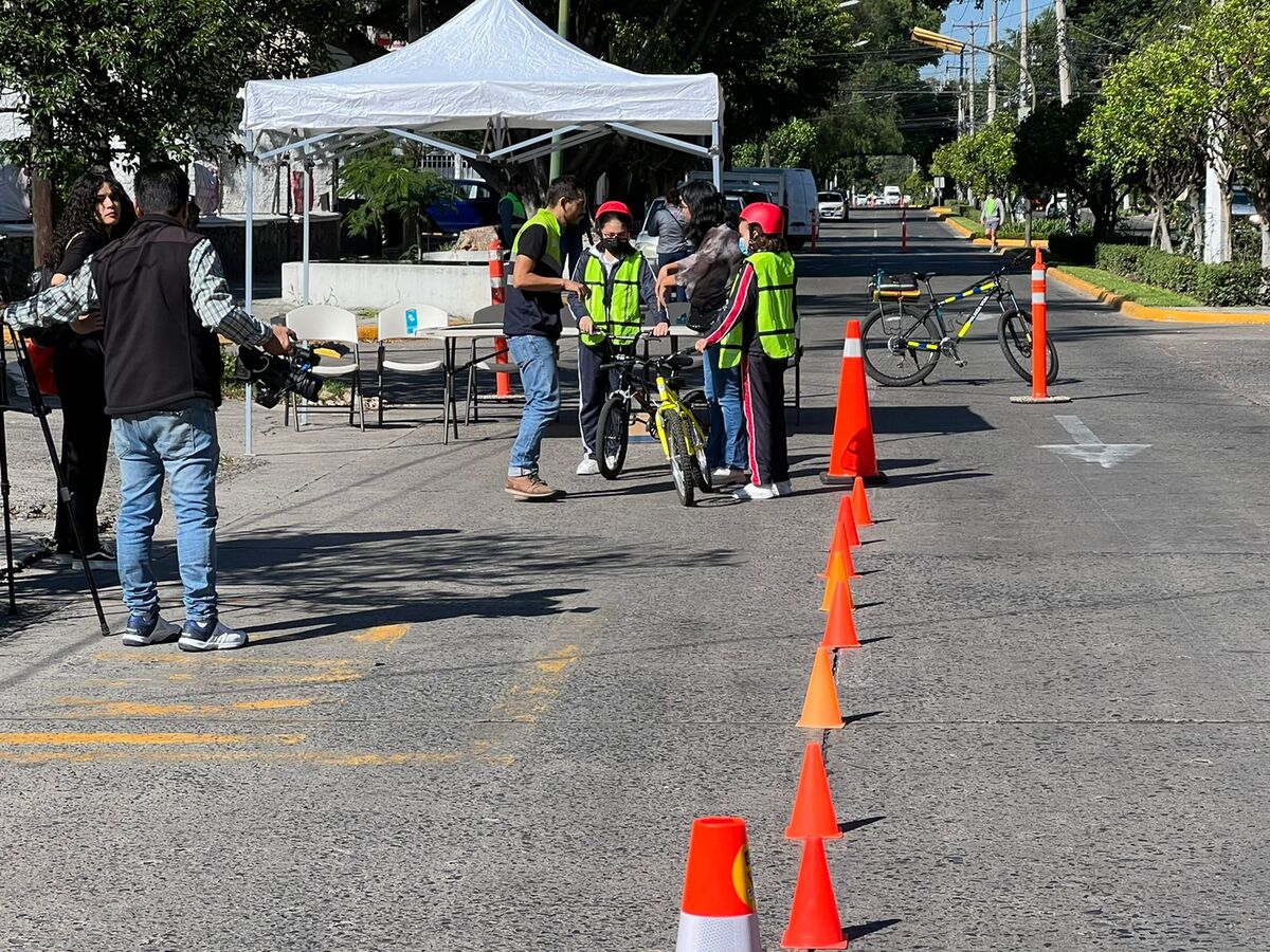 Enseñan uso de la bicicleta por Día mundial sin auto en Zapopan (Eliuth Arce)