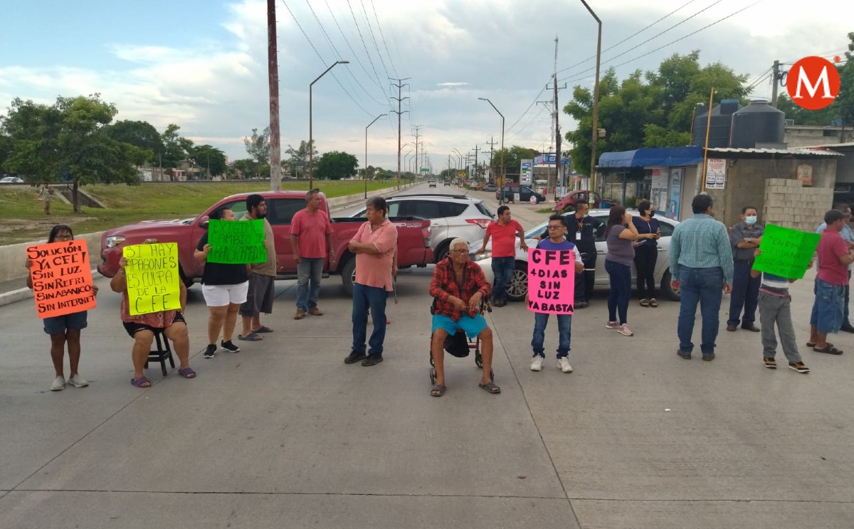 Por falta de luz vecinos bloquean avenida Monterrey en Tampico