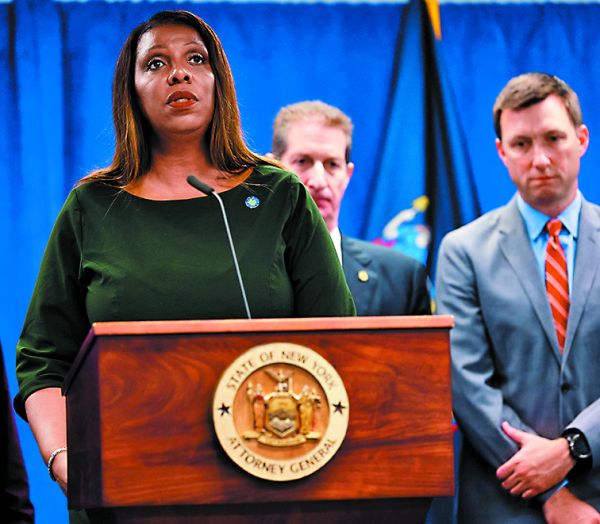 La fiscal Letitia James expone detalles del caso. AFP