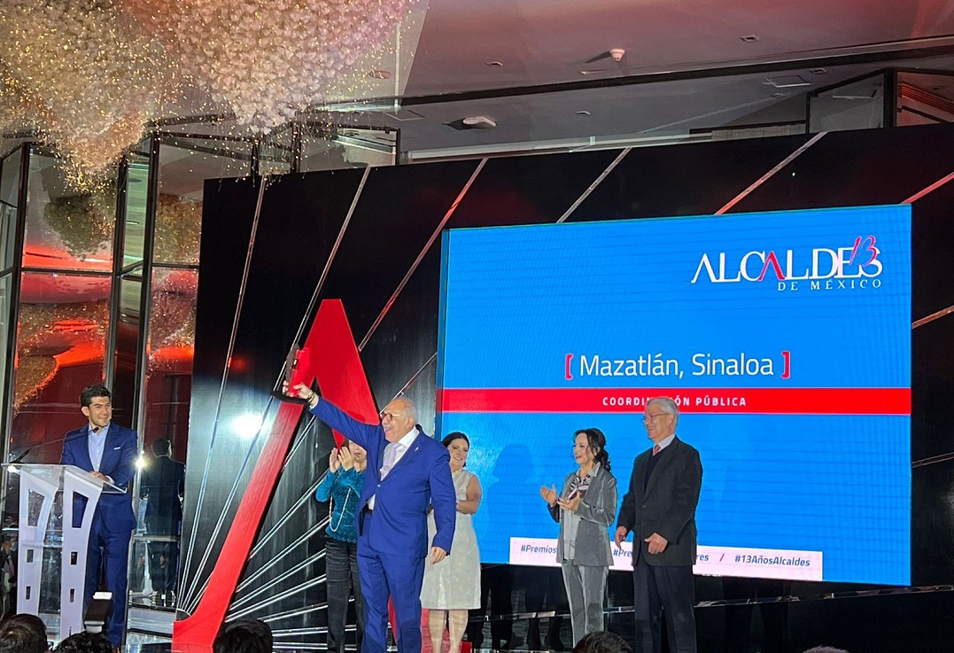 Luis Guillermo Benítez Torres, alcalde de Mazatlán, al momento de recibir reconocimiento. (Cortesía)