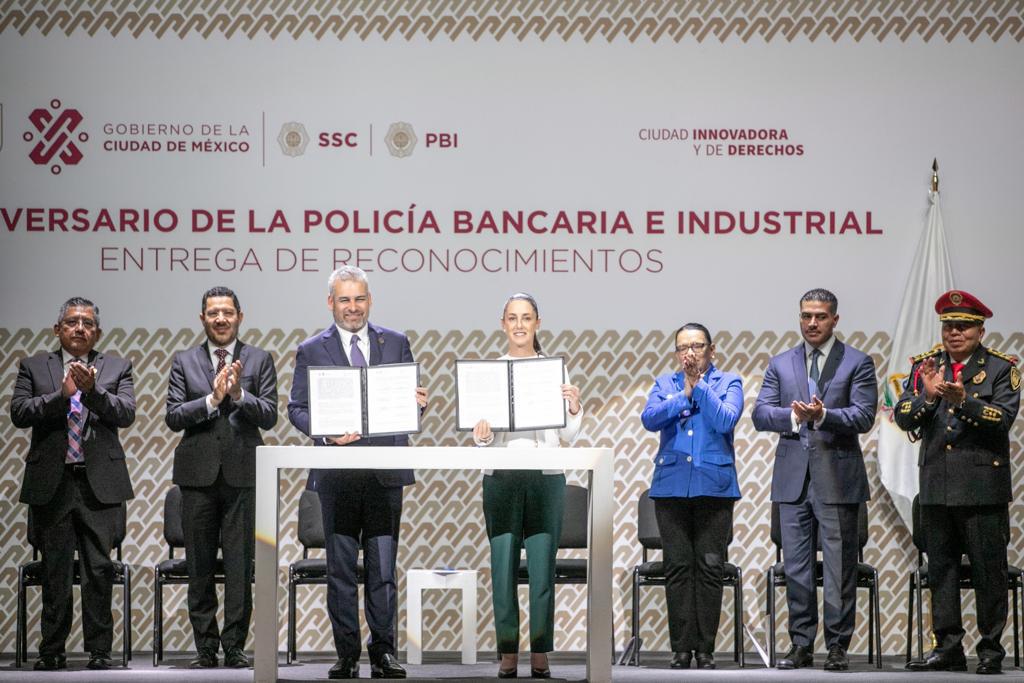 Los mandatarios de Ciudad de México y Michoacán firmaron el convenio para la capacitación. (Especial)